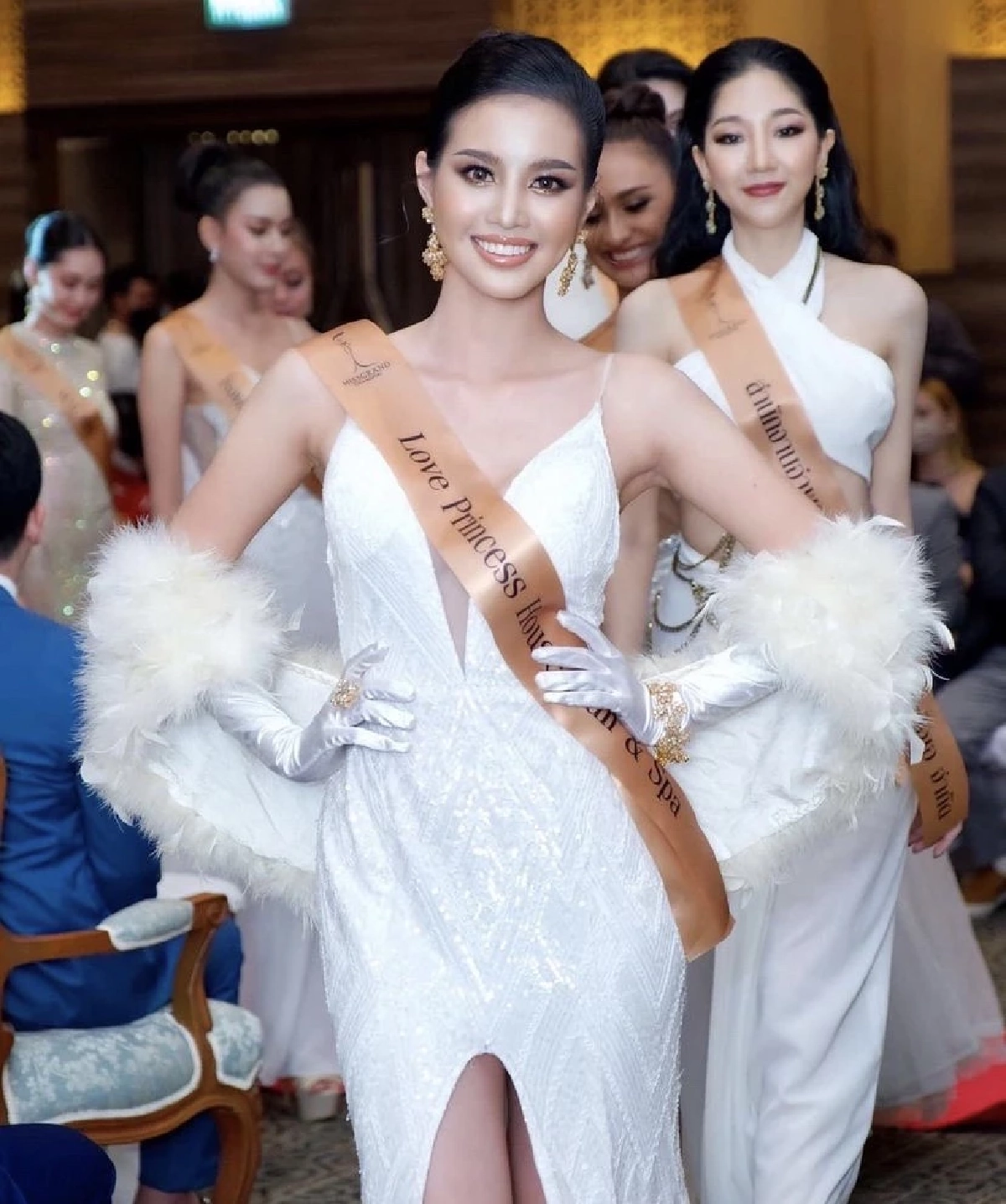 (คลิป) โชว์ตัวสุดแปลกกลางเวที "มิสแกรนด์" เดินธรรมดาโลกไม่จำ