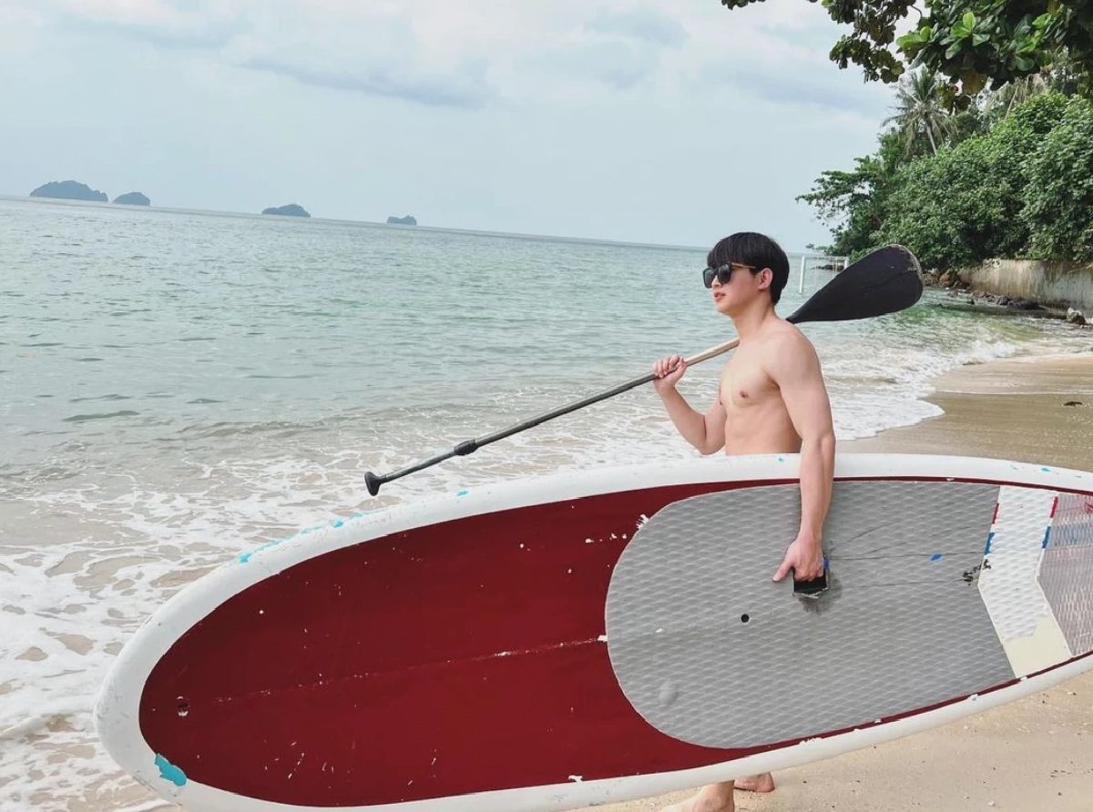 ทำสมุยไฟลุก "ริท เรืองฤทธิ์" ไปทะเลทำใจหลายคนเซ อวดกล้ามเป็นมัด แน่นมาก