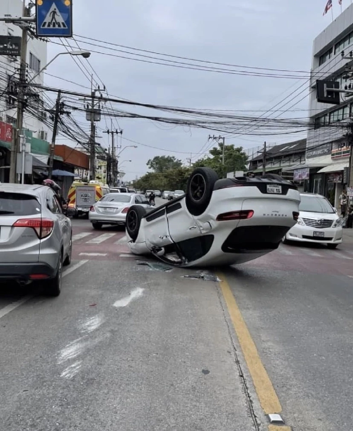 ส่องเลขเด็ด "คริส พีรวัส" หลังรถคว่ำแต่รอดตายปาฏิหาริย์