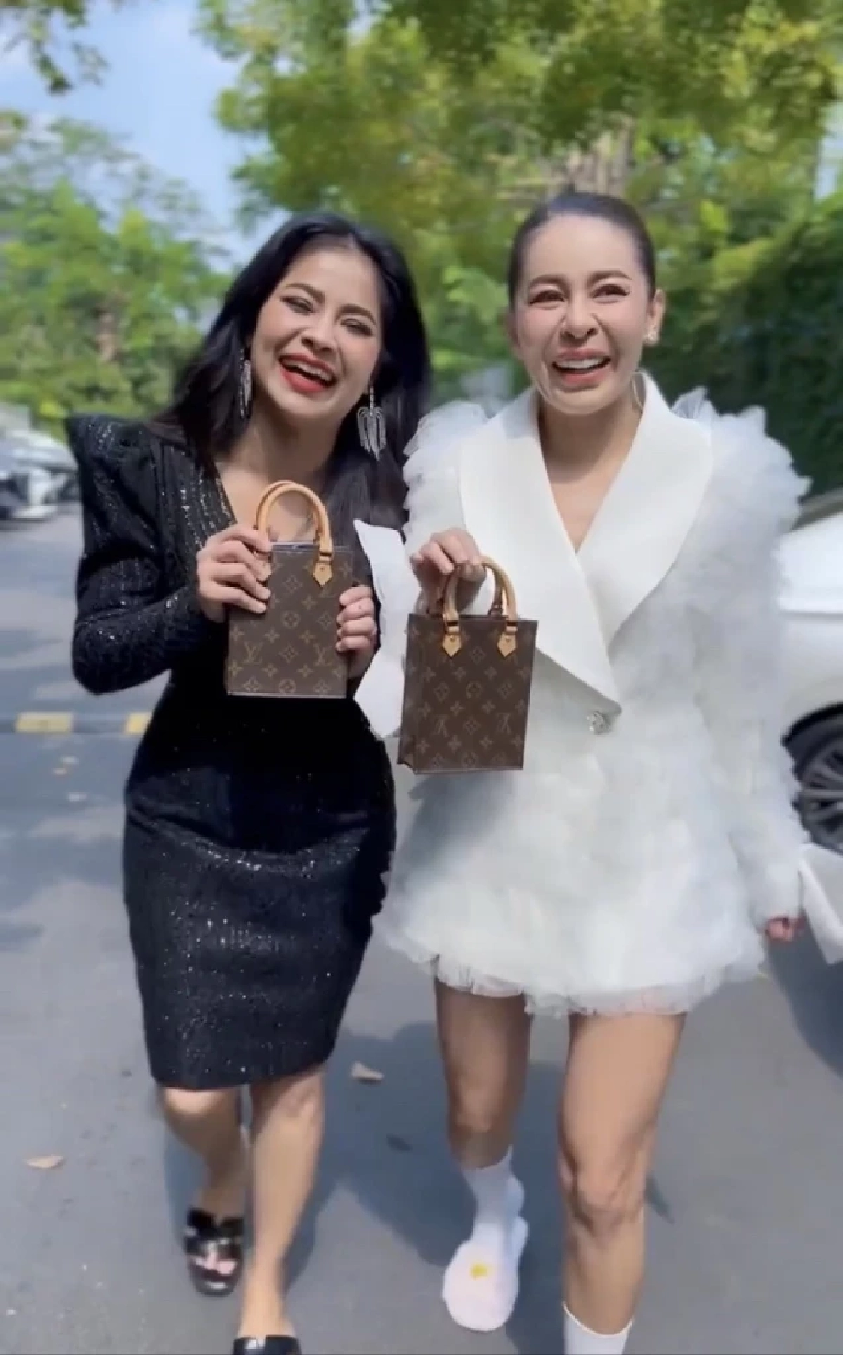 (คลิป) "ตั๊ก ศิริพร" ซัดแหลก "ดีเจนุ้ย" พ่วง "ดีเจต้นหอม" ปมกระเป๋าแบรนด์เนม