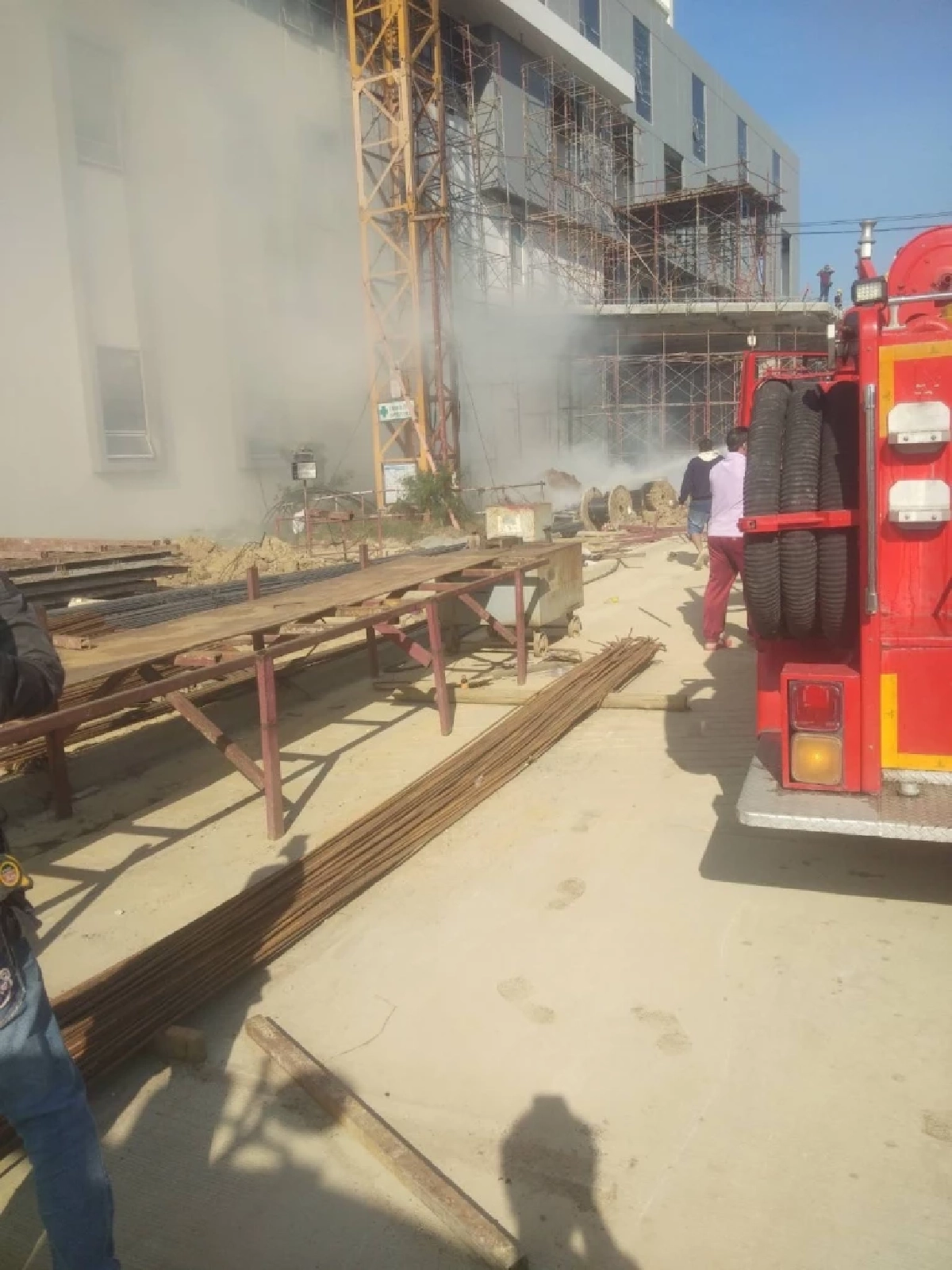 คืบหน้า "กลุ่มควัน" บริเวณสถานที่ก่อสร้างโรงพยาบาล ไฟไหม้โฟมดับแล้ว