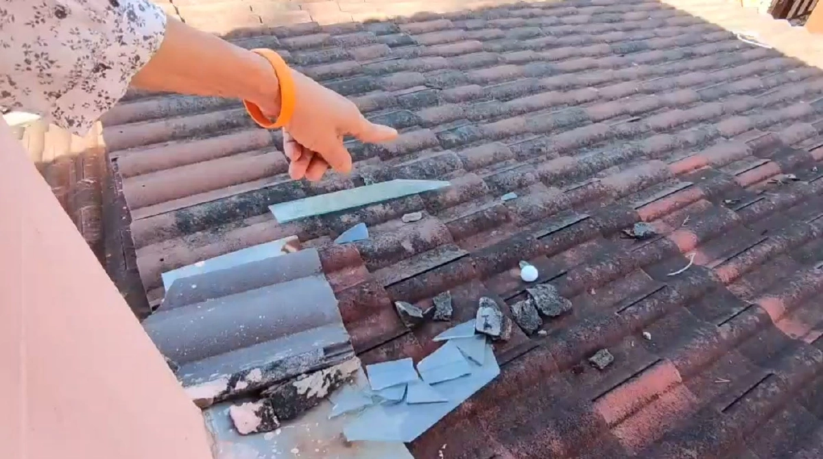 ชาวบ้านสุดทน  "ลูกกอล์ฟ" ลอยตกใส่หลังคาบ้านทะลุ ห่วงคนแก่ เด็กเกิดอันตราย