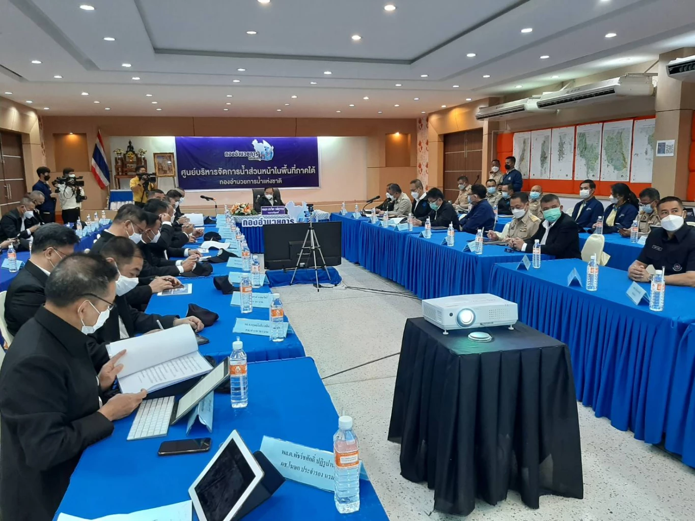 บิ๊กป้อมลงพื้นที่ให้กำลังใจปชช.จากน้ำท่วมชุมพร-สุราษฎร์ธานี