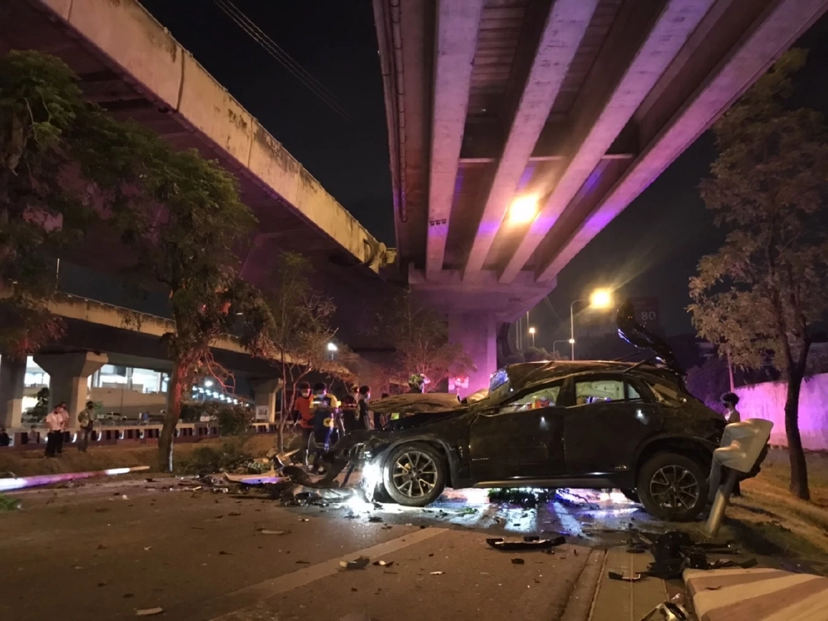 รอดปาฏิหาริย์ หนุ่มใหญ่ ซิ่ง BMW "ตกทางด่วน" เมืองทองธานี คนขับติดคาซากรถ