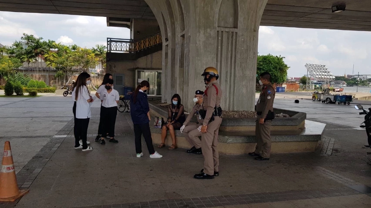 โปลิศท่องเที่ยว"เกลี้ยกล่อม"หญิงสาวพยายามกระโดดสะพานสำเร็จ