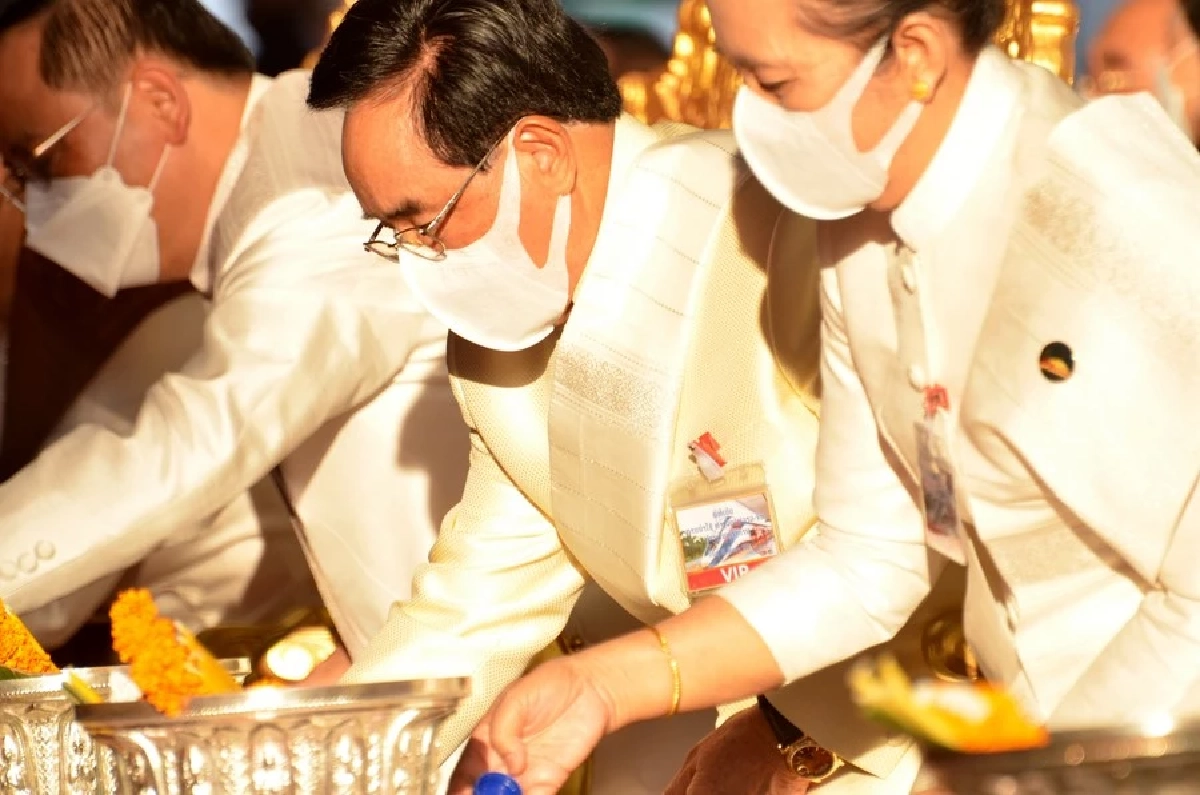 "รถไฟจีนลาว" ขบวนแรกออกเดินทางแล้ว สิ้นสุดการรอคอยมานานหลายทศวรรษ (คลิป)