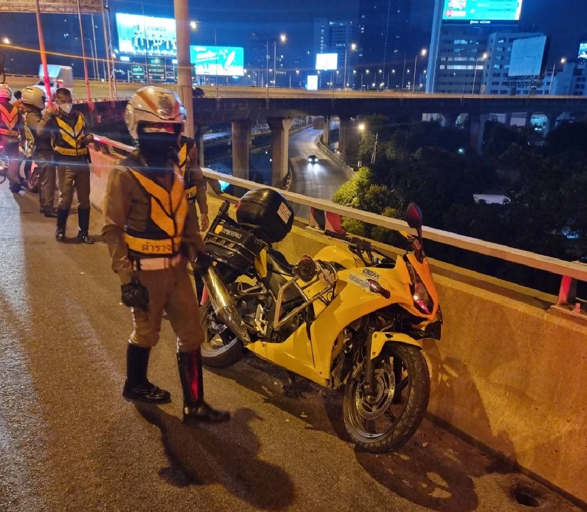 ผู้ช่วย ส.ส. "ก้าวไกล" ช็อกแฟนหนุ่ม สิบตำรวจโท ขี่มอเตอร์ไซด์ "ตกทางด่วน" ดับ