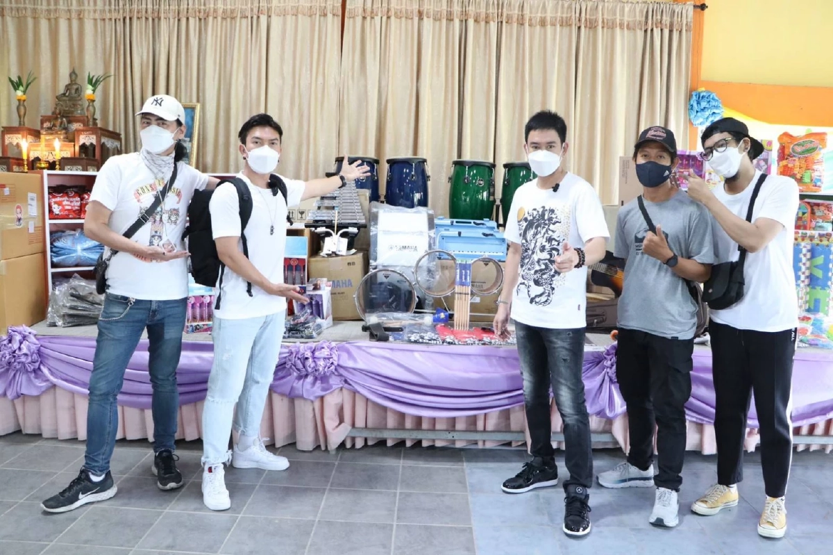 หล่อใจบุญ "แพท พาวเวอร์แพท" บริจาคเครื่องดนตรีให้โรงเรียน กว่า 4 แสน