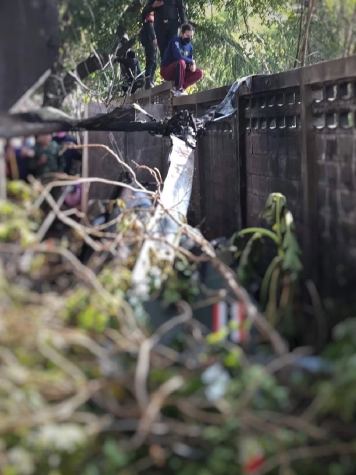 นาที "เฮลิคอปเตอร์" ฝึกบินตก ชาวบ้านบันทึกเหตุการณ์ไว้ได้ (มีคลิป)