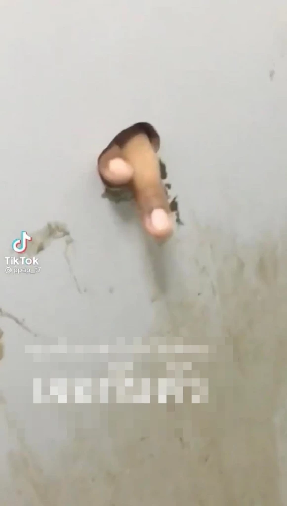 หนุ่มเข้าห้องน้ำ, ห้องน้ำสาธารณะ, เตือนภัย, นิ้วมือ, รูกำแพง