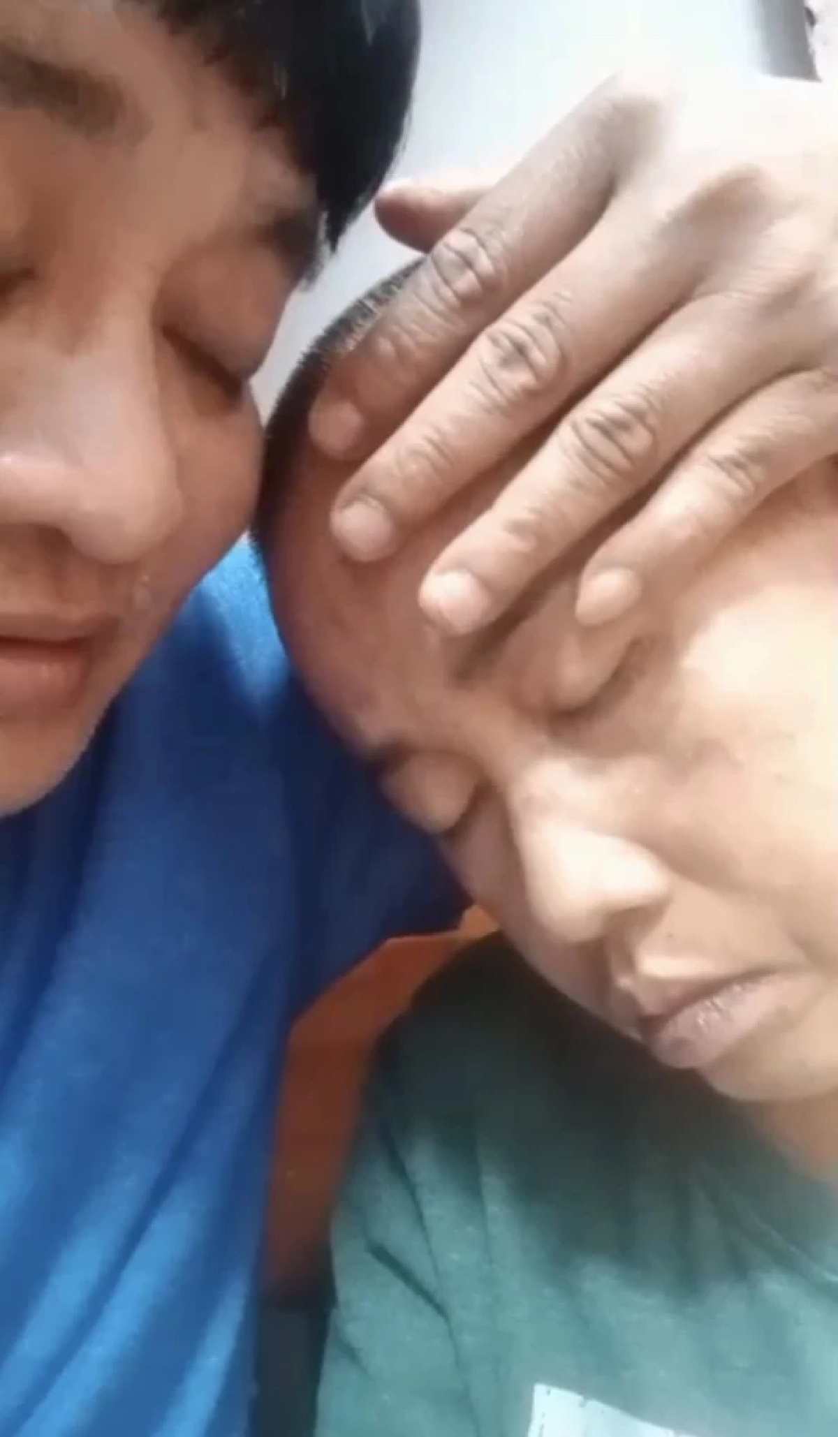 คลิป น้ำตาคลอตลกดังนามสกุล "เชิญยิ้ม" ดูแลเมียป่วยมะเร็งสมองจนวาระสุดท้าย