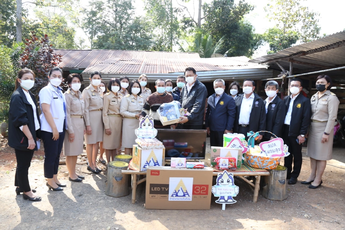 สุชาติ-สปส.ลงพื้นที่โคราช มอบของและเป็นกำลังใจให้ผู้ประกันตนทุพพลภาพ