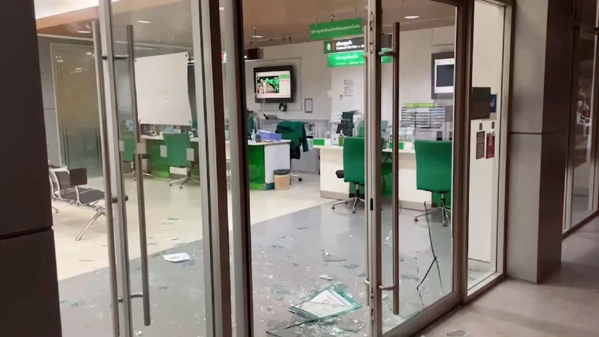 หนุ่มบุรีรัมย์ เมาปลิ้น คว้าหิน "ทุบกระจกธนาคาร" พลาดท่า กระจกบาดเลือดสาด