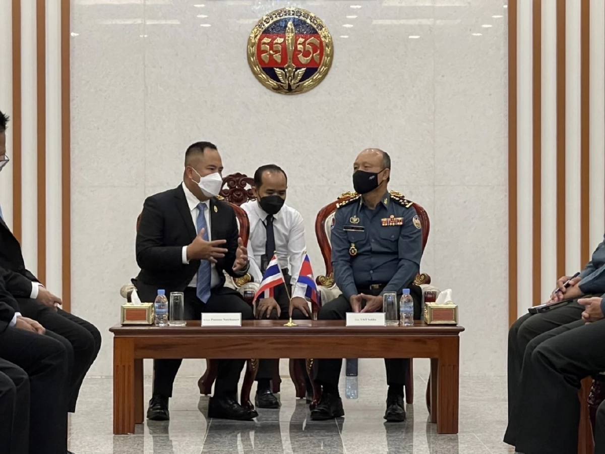 ตำรวจกัมพูชา หิ้ว 39 ผู้ต้องหา "แก๊งคอลเซ็นเตอร์" ข้ามแดนดำเนินคดีฝั่งไทย