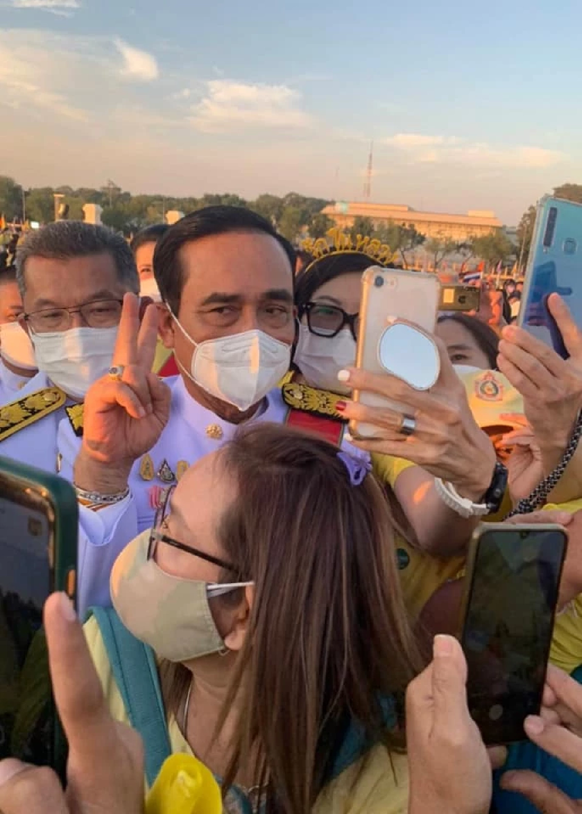 ฮอตอยู่นะจ๊ะประชาชนแห่เซลฟี่ "บิ๊กตู่" เชียร์ลุงตู่สู้ๆ-เรารักลุงตู่