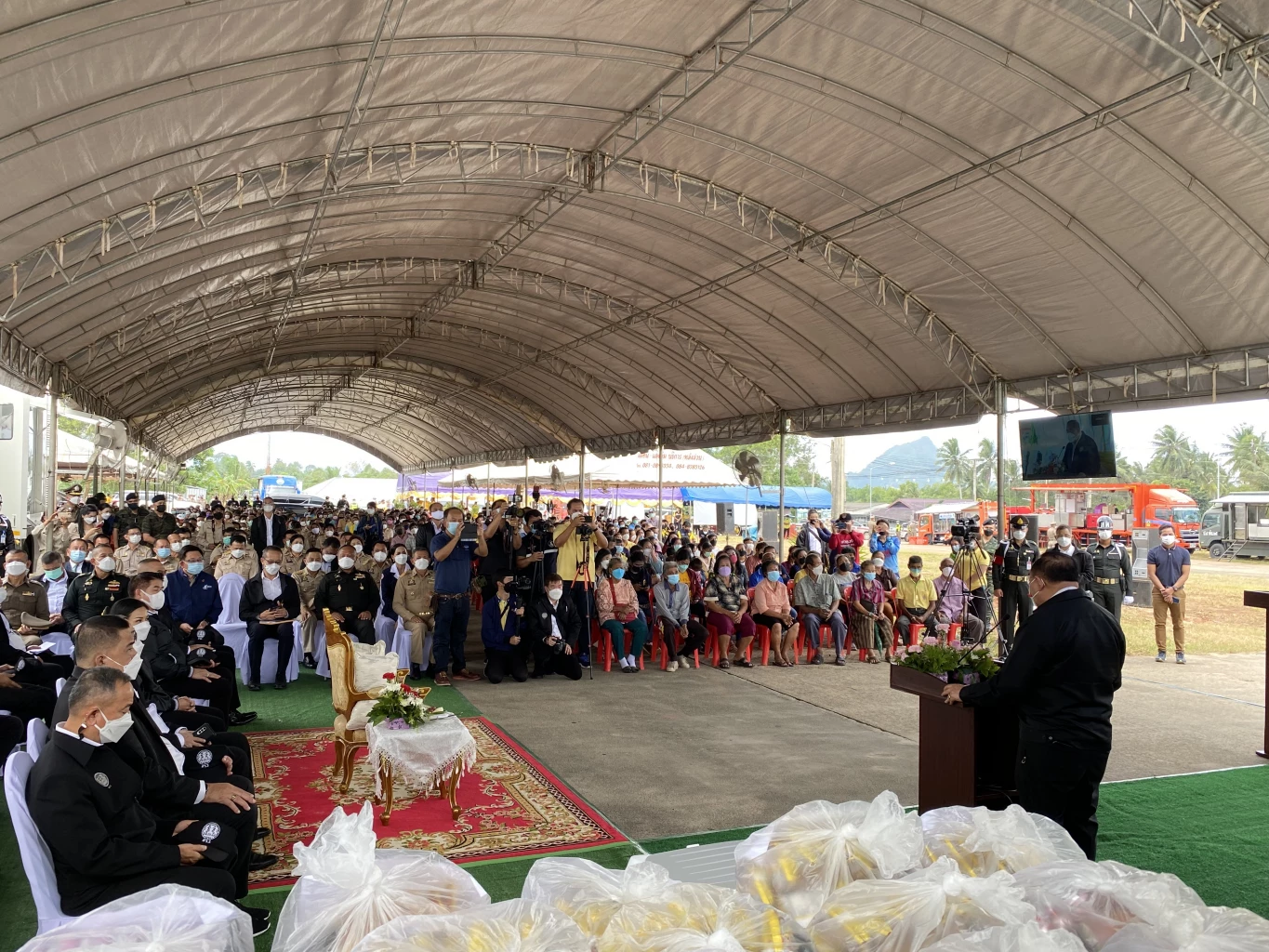 บิ๊กป้อมลงพื้นที่ให้กำลังใจปชช.จากน้ำท่วมชุมพร-สุราษฎร์ธานี