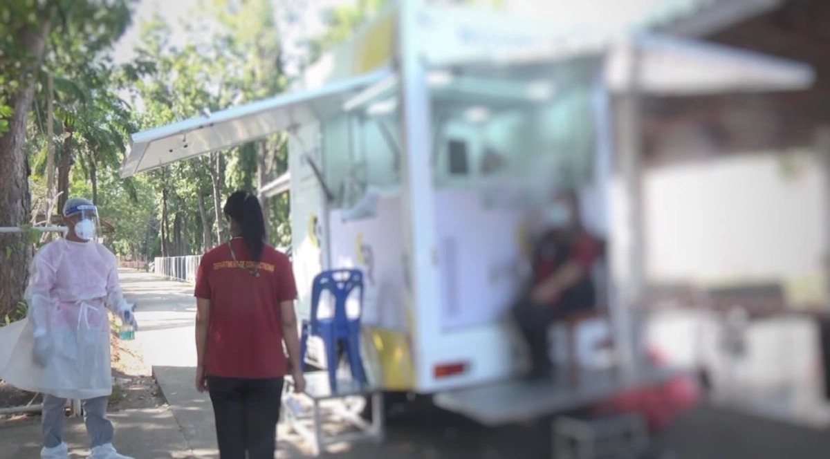 "รถพระราชทาน" ตรวจโควิด เก็บตัวอย่างผู้ต้องขัง และ จนท.เรือนจำพิษณุโลก