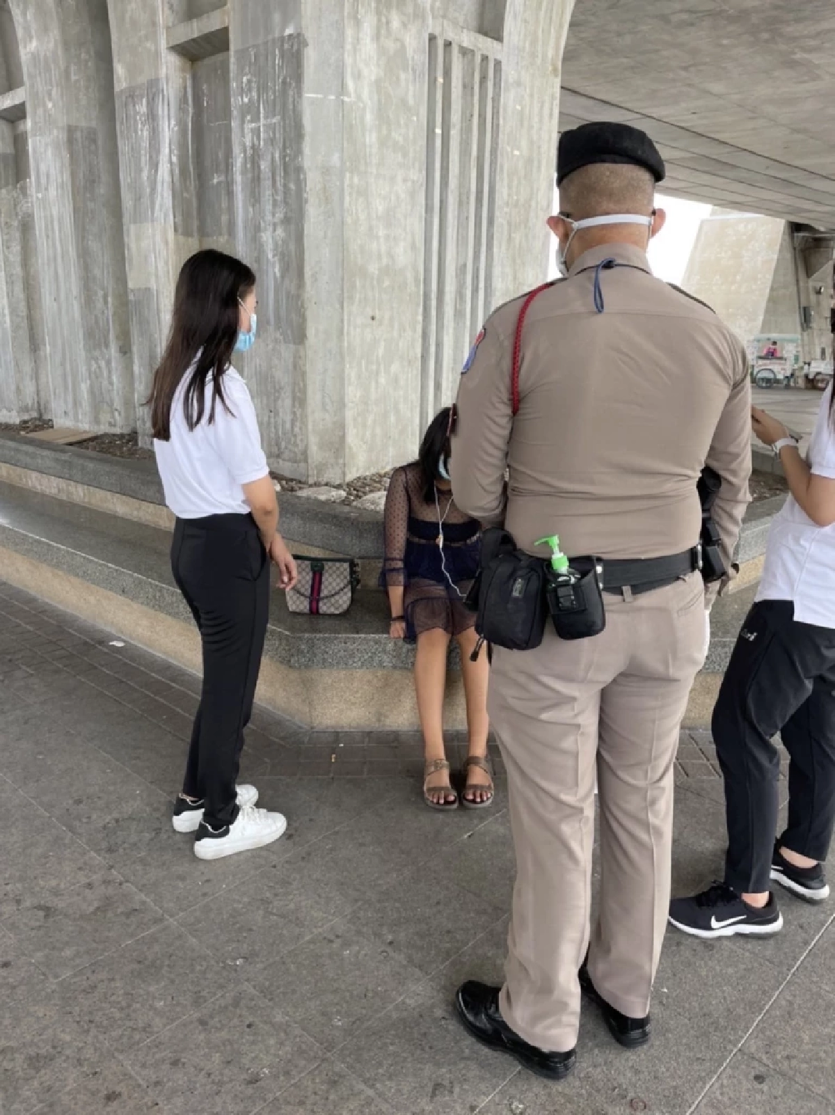 โปลิศท่องเที่ยว"เกลี้ยกล่อม"หญิงสาวพยายามกระโดดสะพานสำเร็จ