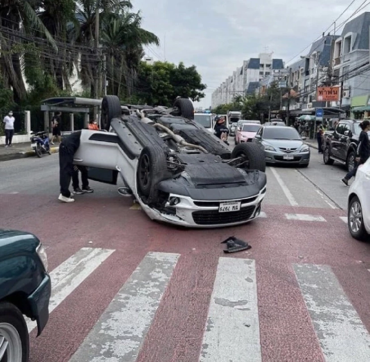 ส่องเลขเด็ด "คริส พีรวัส" หลังรถคว่ำแต่รอดตายปาฏิหาริย์