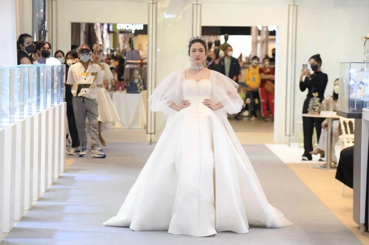 "แอฟ ทักษอร" สวยในชุดเจ้าสาวอีกครั้ง พร้อมเครื่องเพชรสุดตระการตา 120 ล้าน