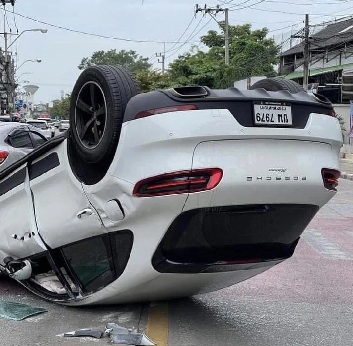 ส่องเลขเด็ด "คริส พีรวัส" หลังรถคว่ำแต่รอดตายปาฏิหาริย์