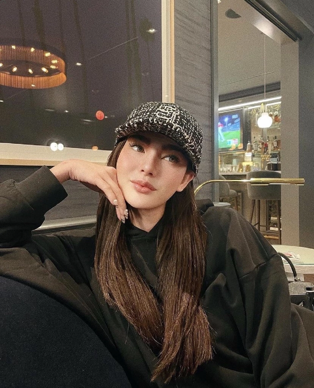 (คลิป) มิติใหม่แห่งการขายของ "ดิว อริสรา" นอนไลฟ์สดบนเตียงคน F ของเกลี้ยง