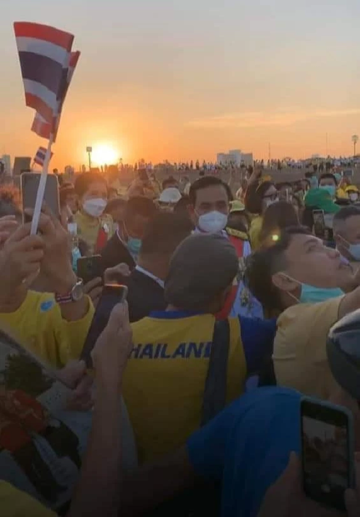 ฮอตอยู่นะจ๊ะประชาชนแห่เซลฟี่ "บิ๊กตู่" เชียร์ลุงตู่สู้ๆ-เรารักลุงตู่