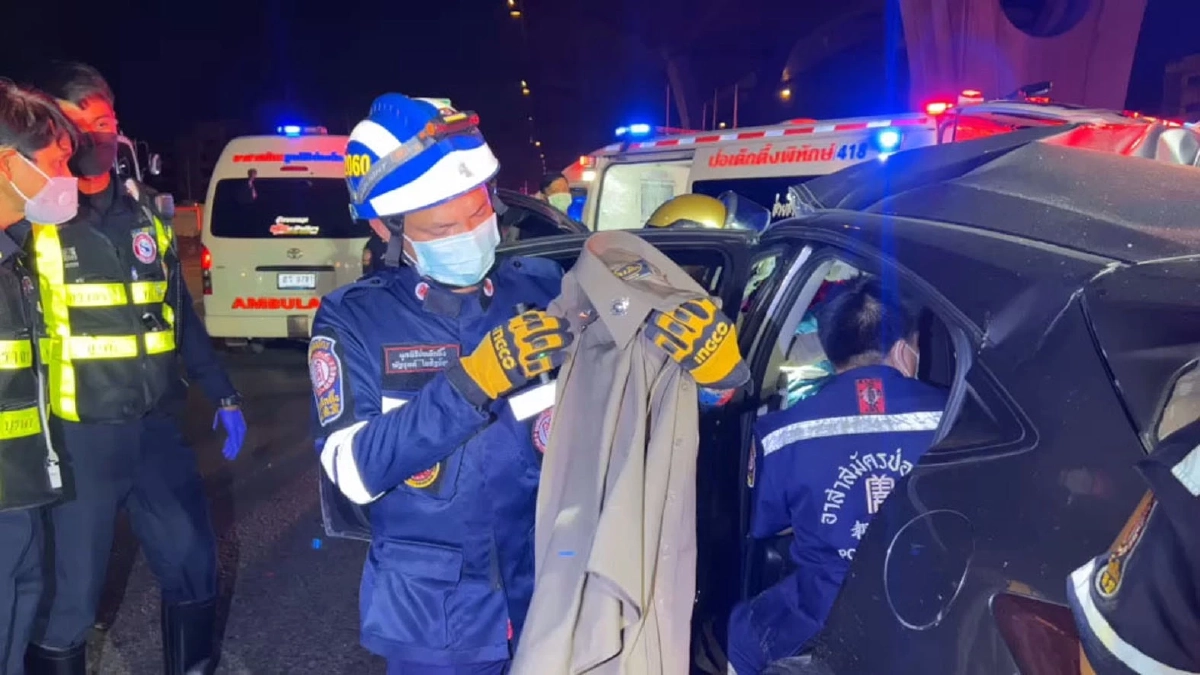 รองสารวัตรสอบสวน สน.อุดมสุข ขับเก๋ง "ชนท้าย" รถบรรทุก ได้รับบาดเจ็บ