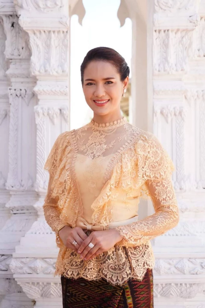 "คุณนายน้ำหอม"   เคยลงสมัครประกวดมิสสมิหลา ภรรยาคนสวยของ  "เดชอิศม์ ขาวทอง" ส.ส.เขต 5 ประชาธิปัตย์