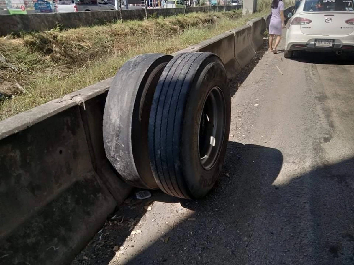 ตร.บางแก้ว จ่อแจ้งข้อหา คนขับ"รถบรรทุกพ่วง" ทำ"ล้อรถหลุด" กลิ้งชนปาเจโร่