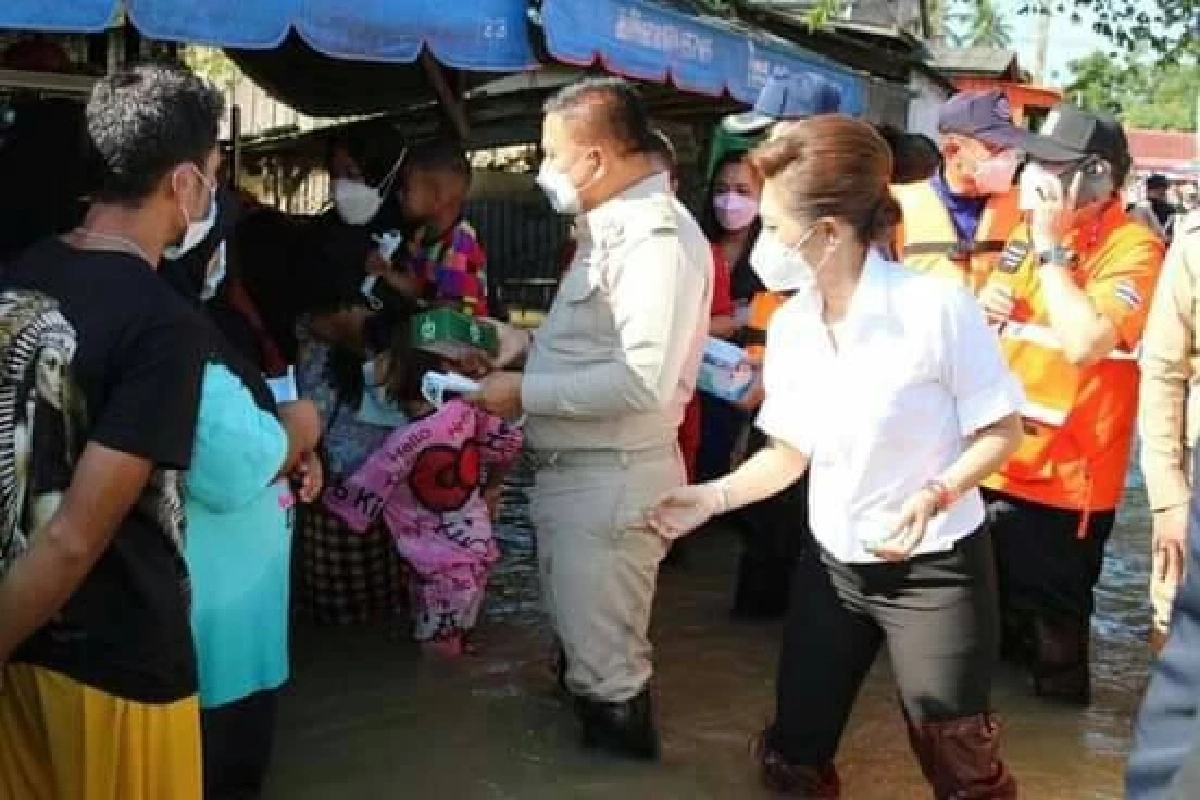 ผู้ว่า ฯ นราธิวาสคนใหม่ ประเดิมงานแรก ลุยน้ำท่วมให้กำลังใจชาวบ้าน