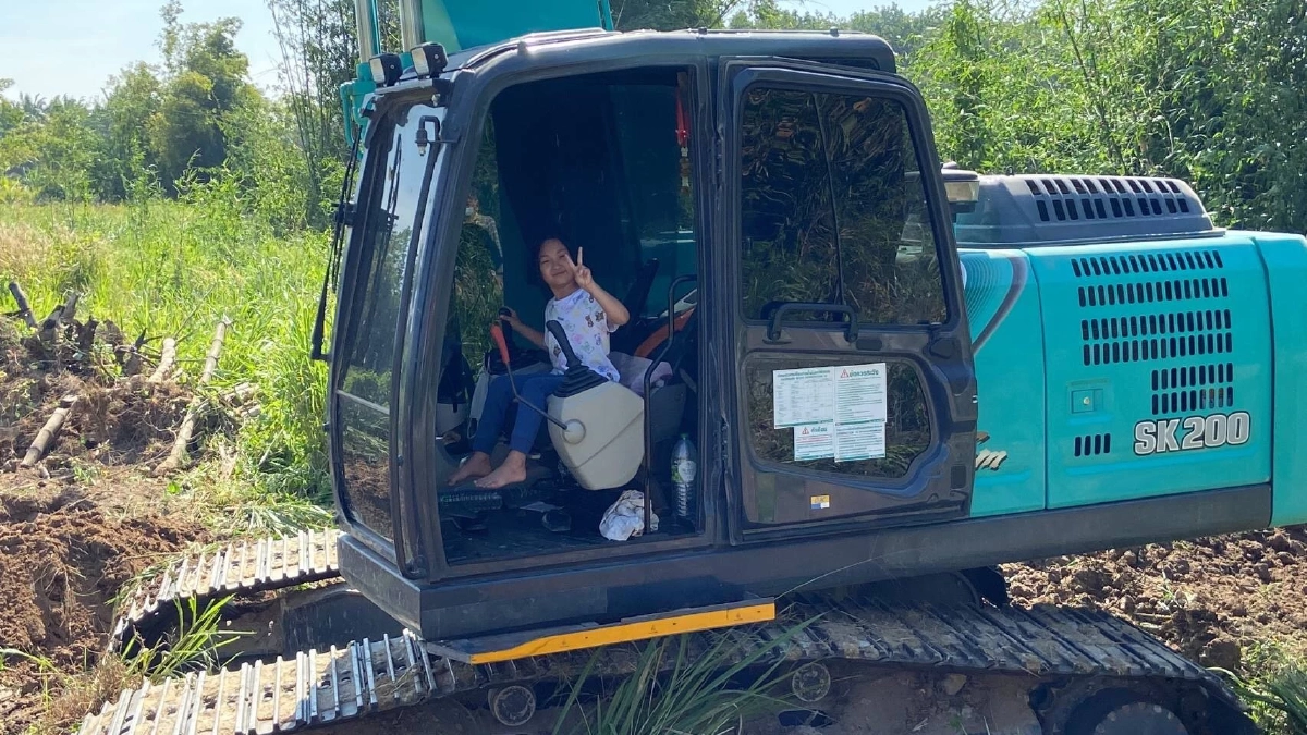 "ความสามารถพิเศษ" เด็กชาย 7 ขวบ ขับรถแบคโฮช่วยตาทำงาน (มีคลิป)