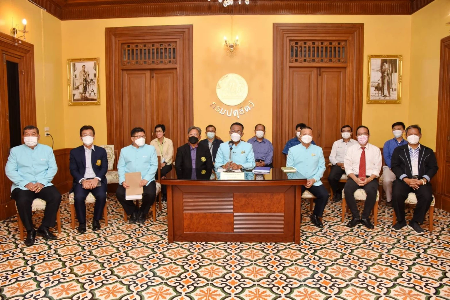 นายสัตวแพทย์สรวิศ ธานีโต อธิบดีกรมปศุสัตว์ ในฐานะประธานคณะทำงานด้านวิชาการป้องกัน ควบคุม และกำจัดโรค ASF ในสุกรแถลงข่าว 