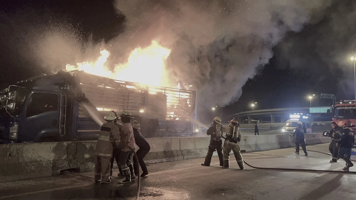 "โชเฟอร์" รถบรรทุกเฟอร์นิเจอร์ สุดงง จู่ ๆ "ไฟไหม้" หวิดวอดทั้งคัน