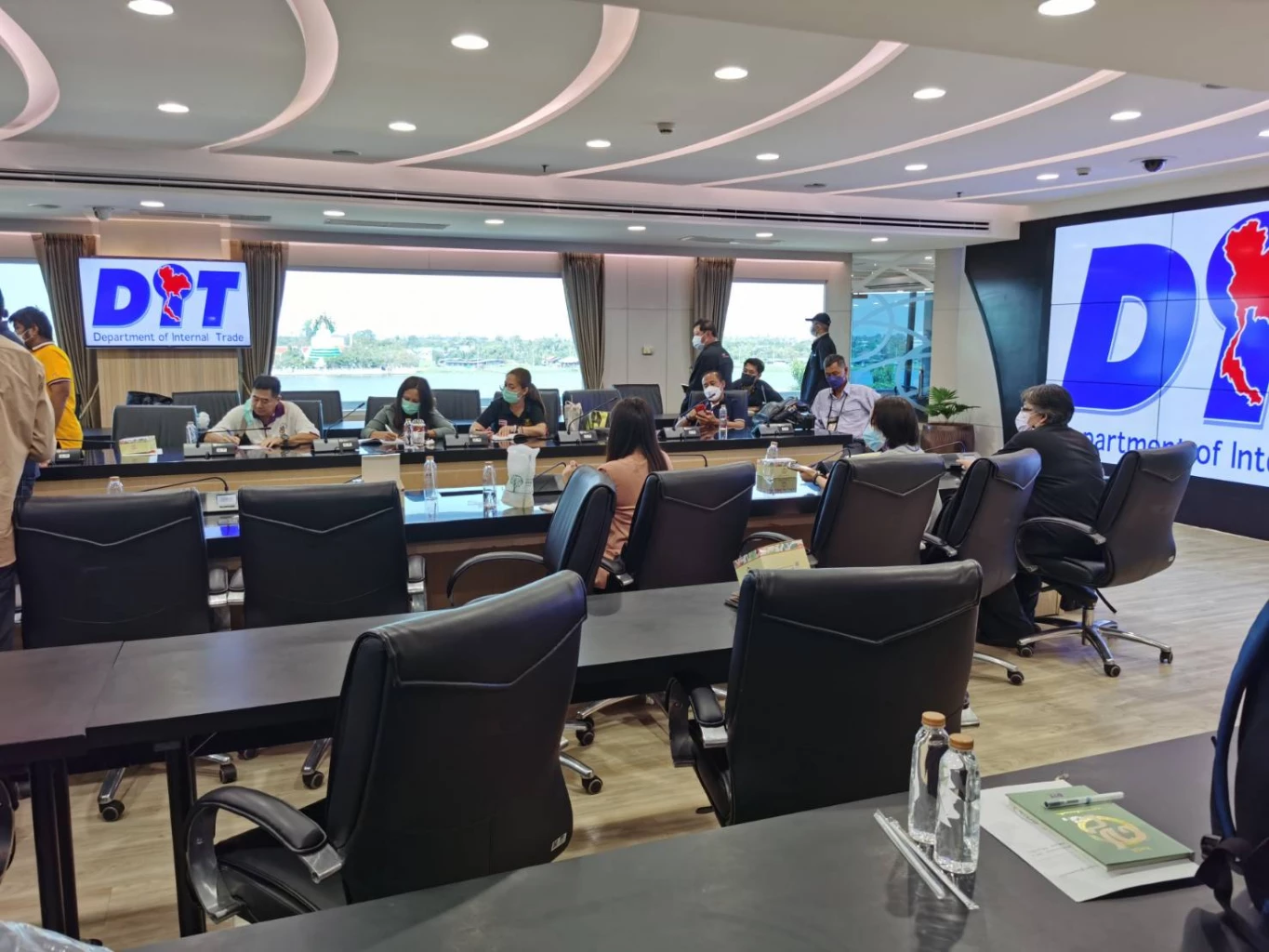 กรมการค้าภายใน กระทรวงพาณิชย์ ร่วมหารือ ตรึงราคาค่าครองชีพช่วยประชาชน