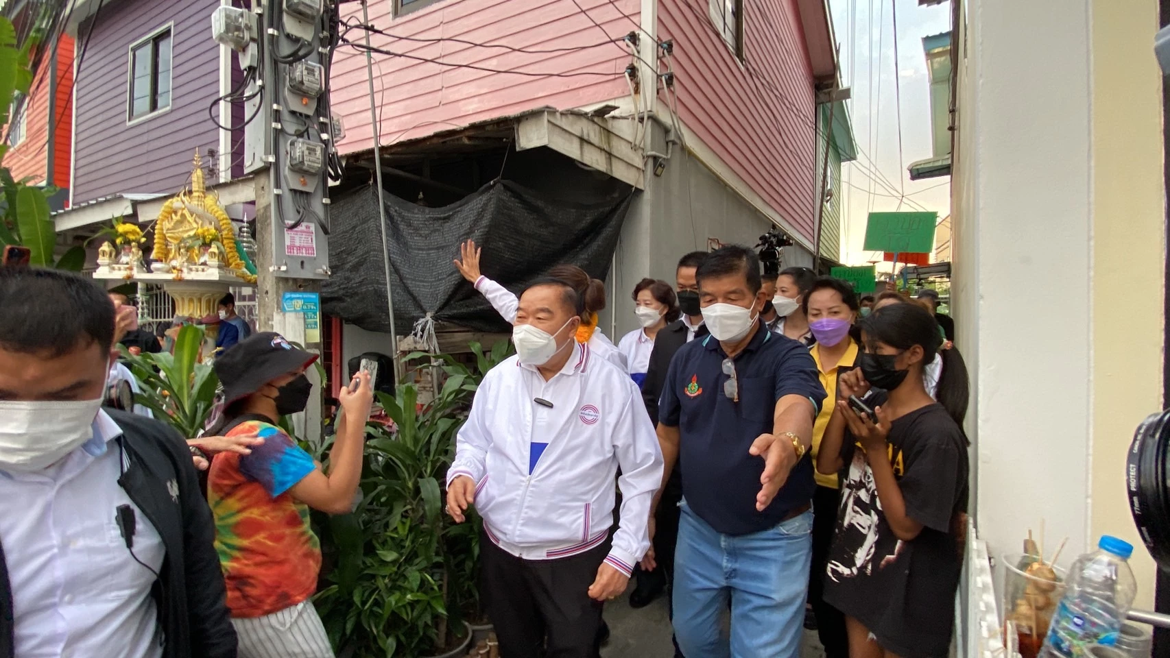 “พล.อ.ประวิตร”ลงพื้นที่หลักสี่ช่วยหาเสียง มาดามหลี ลั่นรักษาที่นั่งในสภา