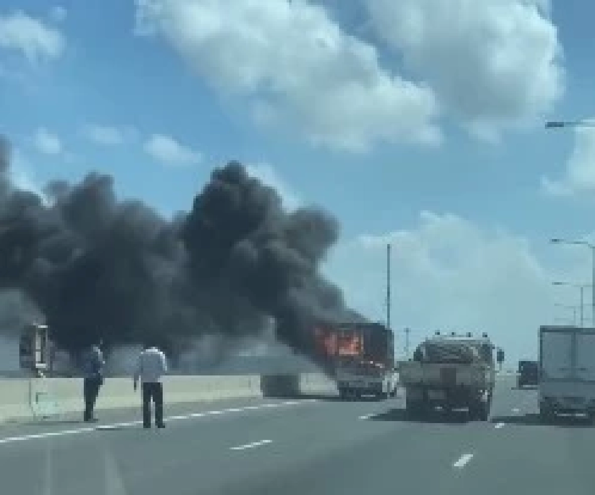 ระทึก "ทางด่วนบูรพาวิถี" ไฟไหม้รถกระบะ วอดทั้งคัน คนขับหนีตายได้หวุดหวิด