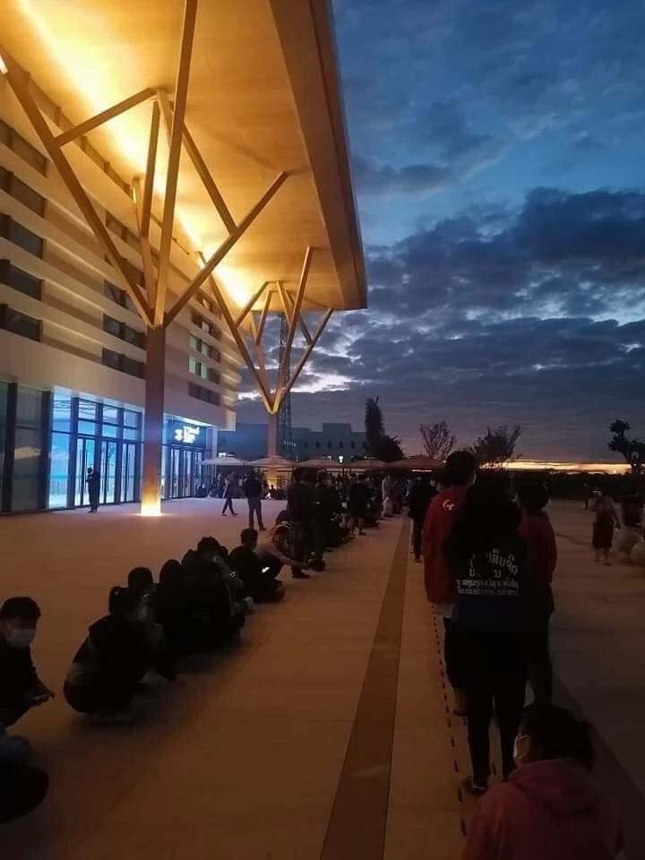 คนลาวเข้าคิวซื้อตั๋วรถไฟตั้งแต่ตี 4 ของทุกวัน