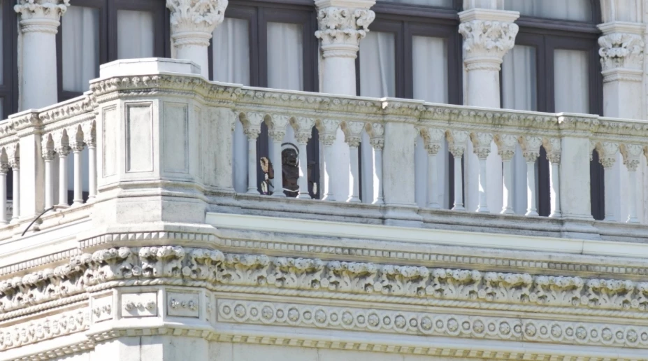 พบนำรูปปั้น "นรสิงห์" ตั้งบนตึกไทยคู่ฟ้า หลังโควิด-19 โอไมครอน ระบาด