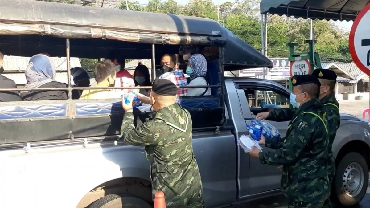 เปลี่ยนด่านตรวจ มาเป็นด่านของขวัญ "วันเด็ก"