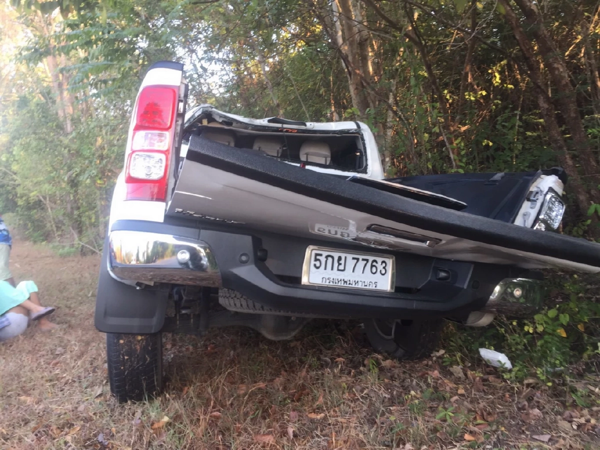 ซิ่งกระบะ "ชนช้างป่า" เขตรักษาพันธุ์สัตว์ป่าสลักพระ รถพังยับ บาดเจ็บ2