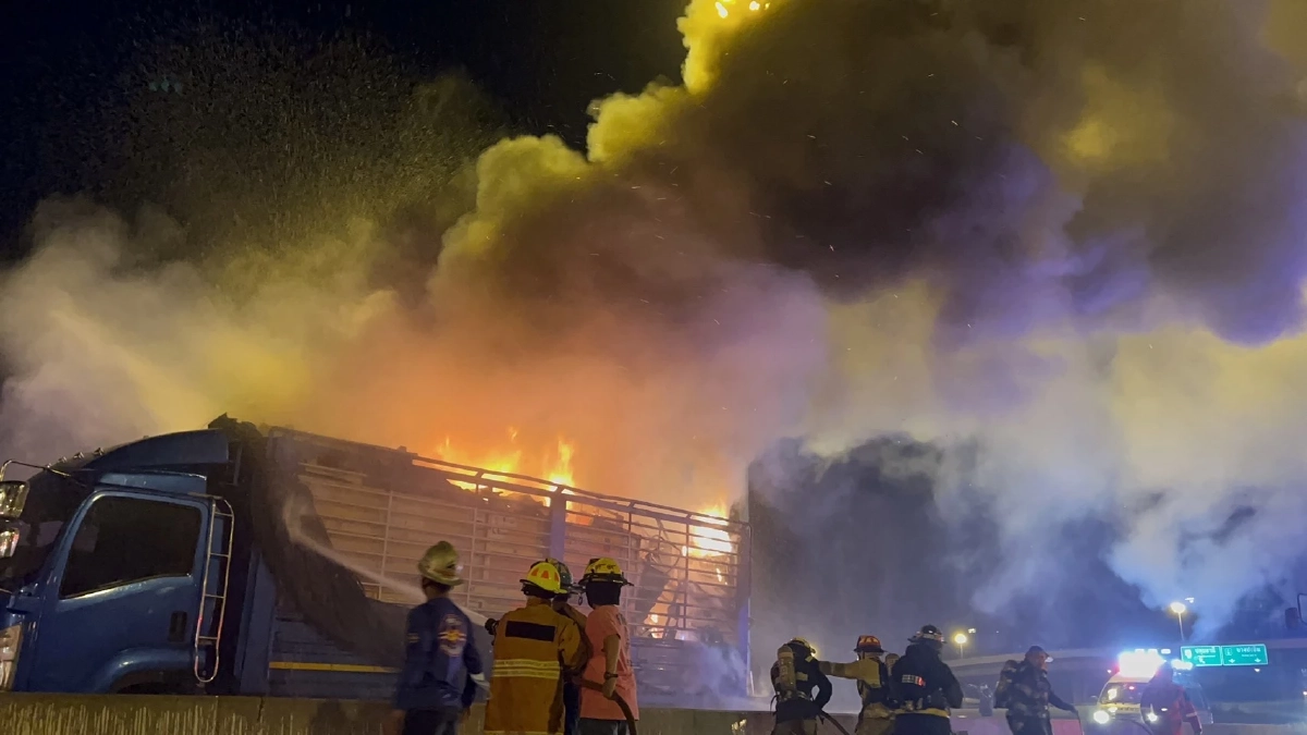 "โชเฟอร์" รถบรรทุกเฟอร์นิเจอร์ สุดงง จู่ ๆ "ไฟไหม้" หวิดวอดทั้งคัน