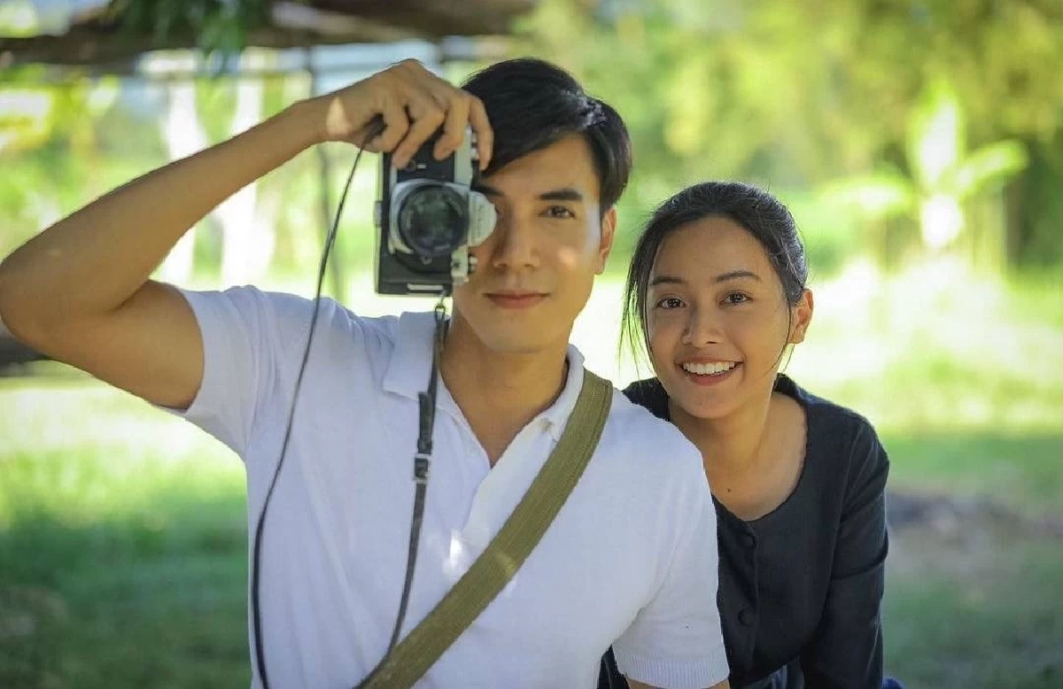 ส่องโมเมนต์ "ไม้ วฤษฎิ์" ควง "อุ้ม อิษยา" ไหว้พระทำบุญ ลุ้นคู่จิ้นหรือคู่จริง