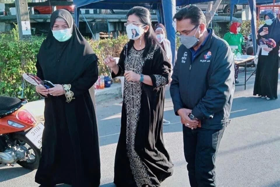 คุณหญิงสุดารัตน์ และนาถยา ลงพื้นที่เขตสะพานสูง