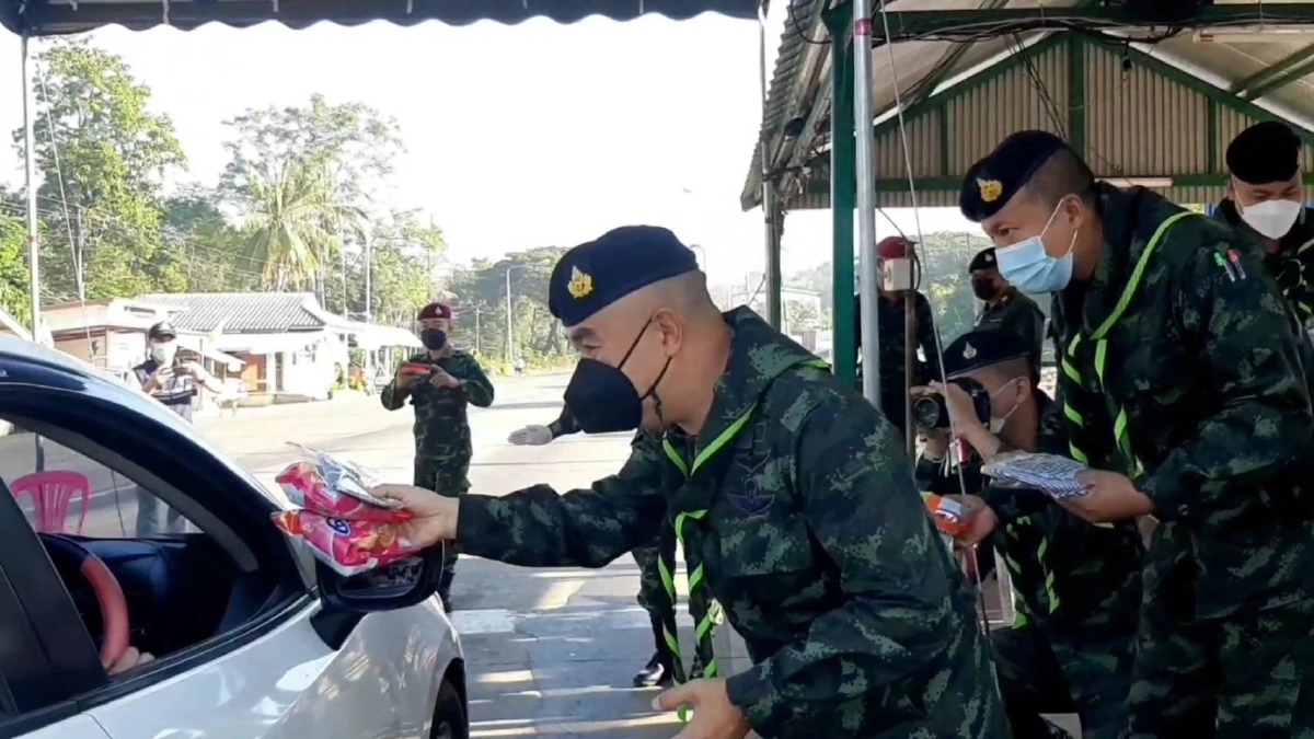 เปลี่ยนด่านตรวจ มาเป็นด่านของขวัญ "วันเด็ก"