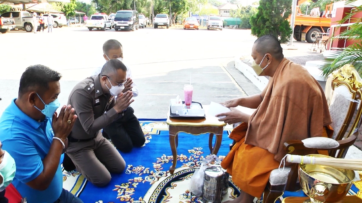 "พระ" คืนซองปัจจัย ให้โยม ตร. บอกไว้เป็นทุนอาหารกลางวัน ช่วงนี้ข้าวของแพง