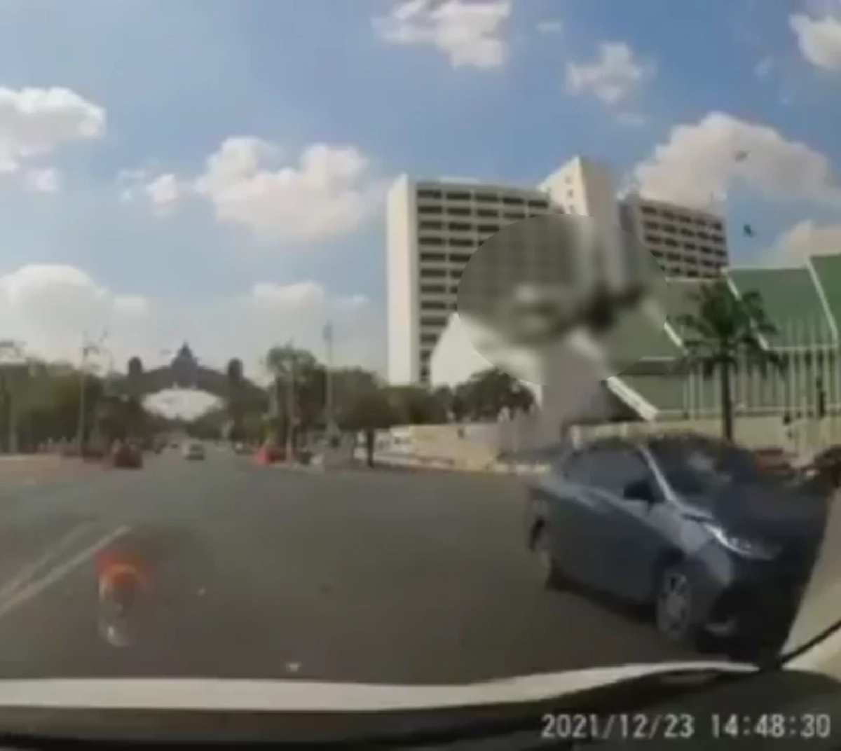 มอเตอร์ไซค์ใจร้อน, รถมอเตอร์ไซค์, ฝ่าไฟแดง, ร่างลอยกระเด็น, อุทาหรณ์