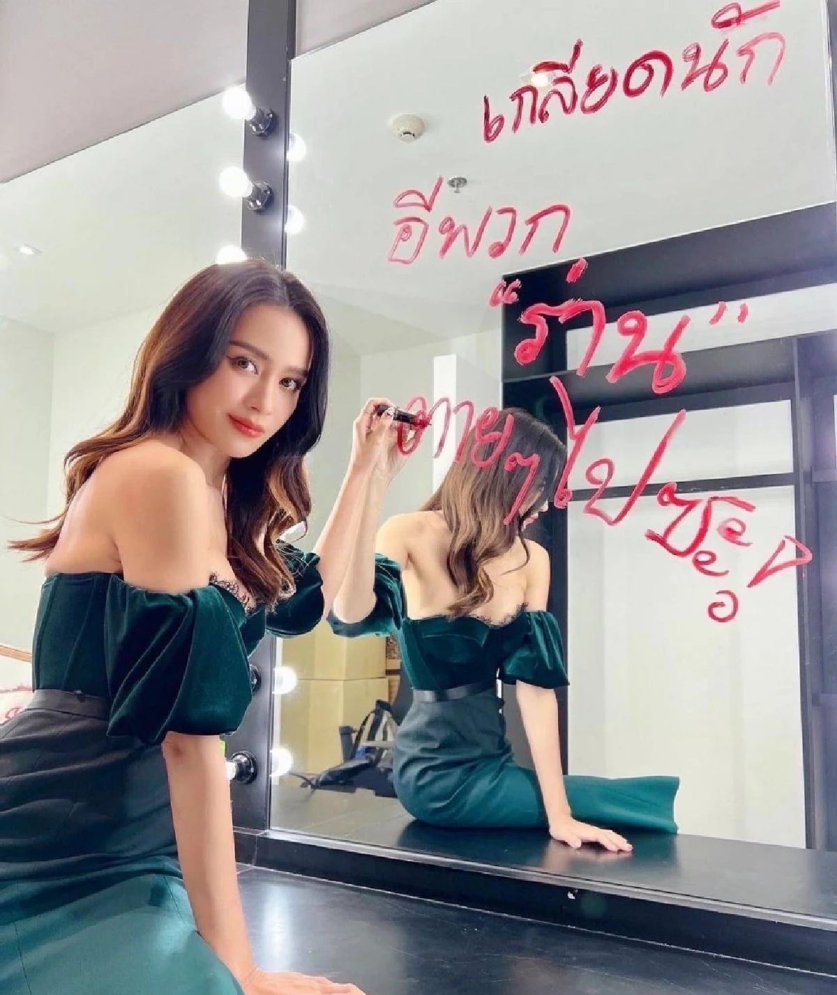 งานเข้า "เบนซ์ ปุณยาพร" เจอดราม่าลบหลู่แม่ย่านาง หลังวางเท้าพาดหน้ารถ