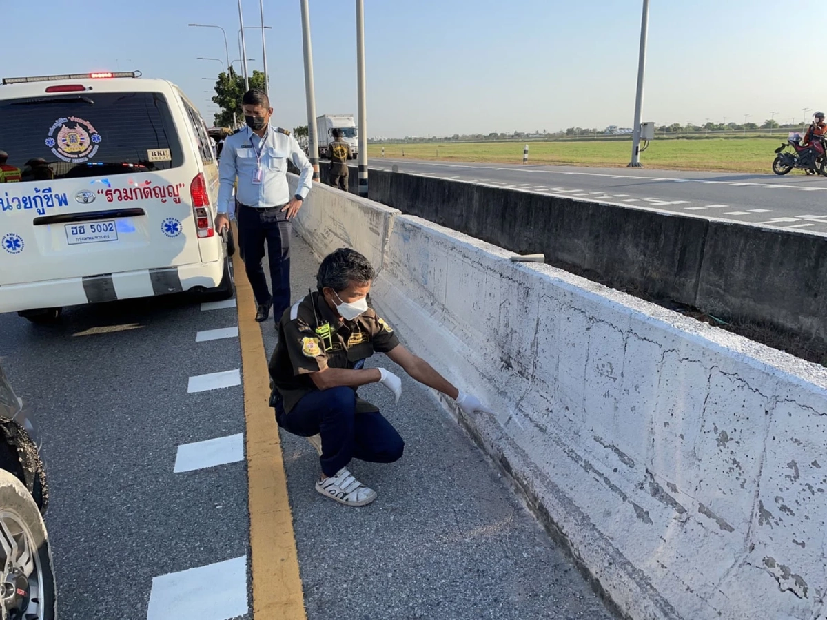 สลด แม่ท้อง 4 เดือน ขี่จยย.พาลูก 6 ขวบ กลับจากเที่ยวทะเล "หลุดโค้ง" ตกถนน ดับ