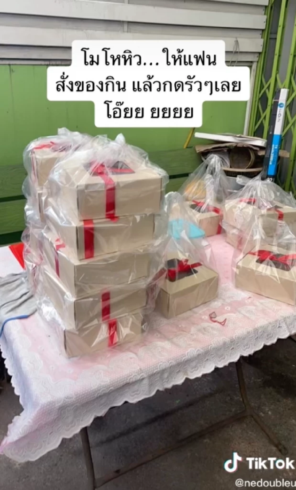 "ไรเดอร์" รวมตัวกันโดยมิได้นัดหมาย หลังสาวโมโหหิว ให้แฟนกดสั่งขนมรัวๆ